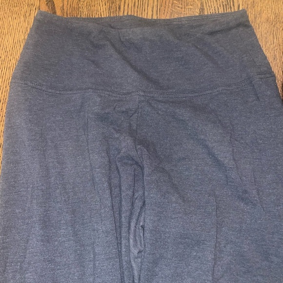 Old Navy women’s  Black and Gray Leggings - Picture 2 of 5